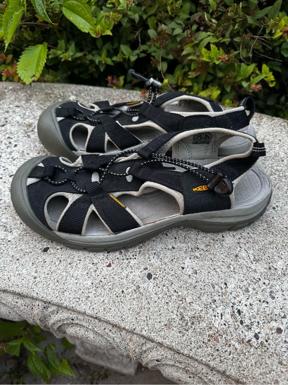 Keen Women's Black and Gray Strappy Outdoor Sandals Size 9.5